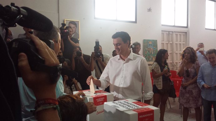 Pedro Sánchez acude a votar en la elección de Secretario General del PSOE