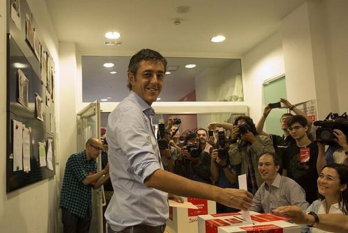 Eduardo Madina votando en las primarias abiertas en las que el PSOE elige a su s