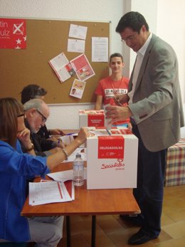 López vota al secretario general del PSOE