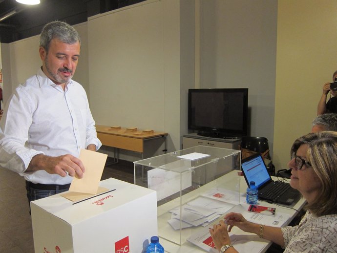 Collboni votando en las primarias abiertas del PSC y PSOE