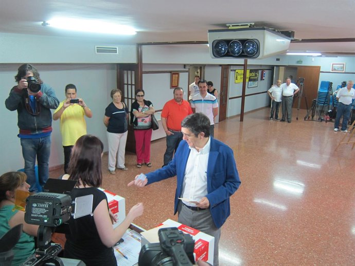 Patxi López vota al secreatrio general del PSOE