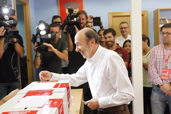 Alfredo Pérez Rubalcaba vota por el nuevo secretario general del PSOE