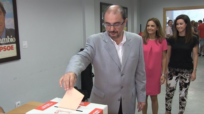 El secretario general del PSOE-Aragón, Javier Lambán, vota en las primarias.