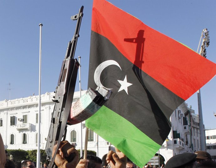 Bandera De La Libia Postgadafi Alzada Por Rebeldes Libios En Trípoli