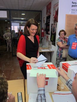 Soraya Rodriguez votando en la sede del PSOE en Santa Lucía