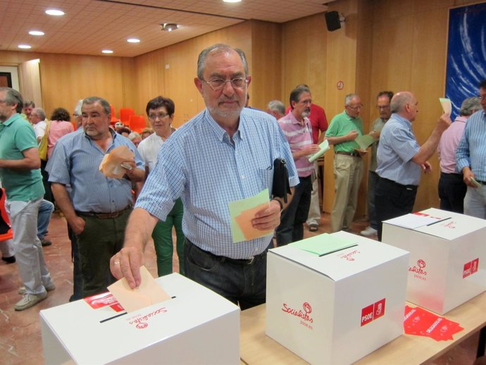 Jesús Quijano votando en la sede del PSOE Santa Lucia