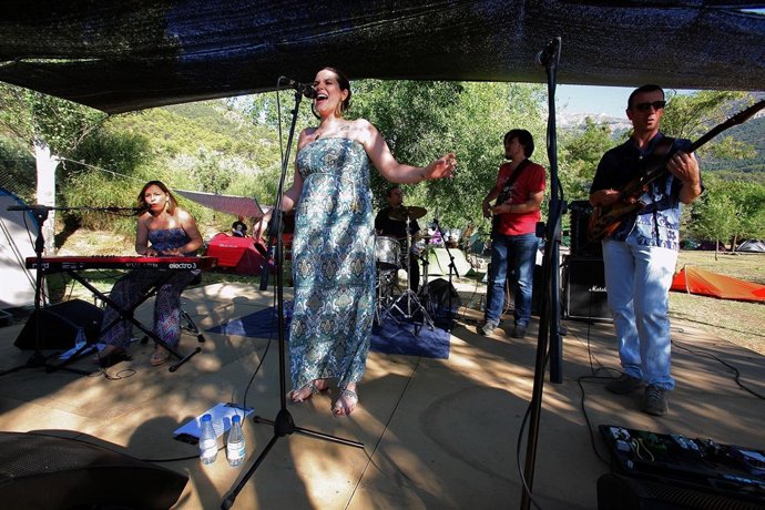 Grupo ganador del concurso de 'disc jockeys'