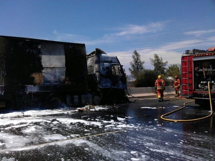 Efectivos del Consorcio Provincial de Bomberos sofocando el incendio