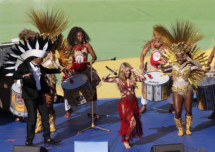 Shakira y Carlinhos Brown encabezan una colorida ceremonia de clausura en Brasil