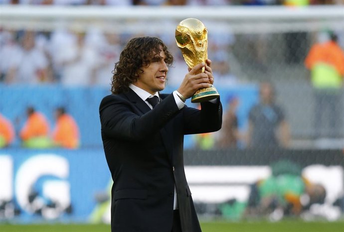Puyol entrega la copa en Maracaná antes de la final