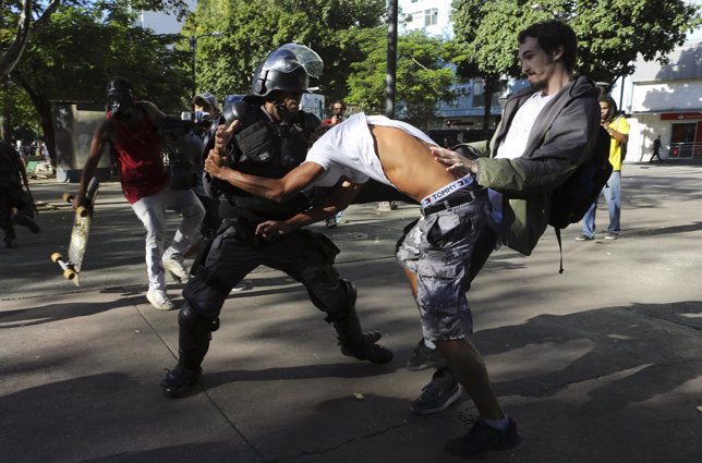Disturbios entre manifestantes y policías el día de la final del Mundial