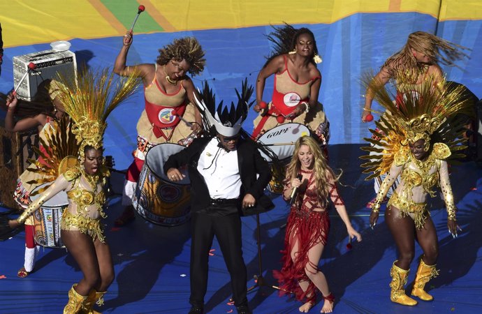 Shakira performs during the 2014 World Cup closing ceremony at the Maracana stad