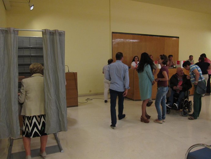 Afiliados del PSOE votando esta mañana por su nuevo secretario general