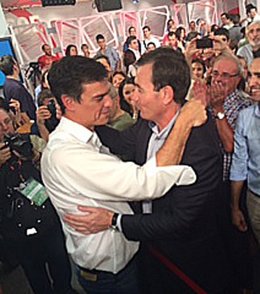 Pedro Sánchez y Tomás Gómez se abrazan en Ferraz