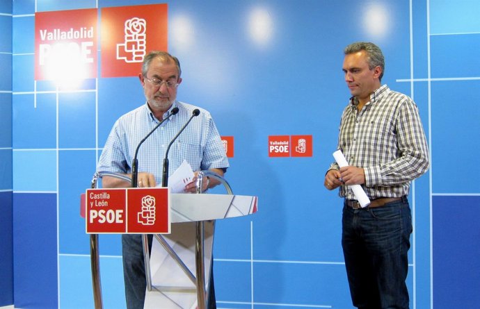 Izquierdo (d) junto a Quijano (i) en la sede del PSOE de Valladolid