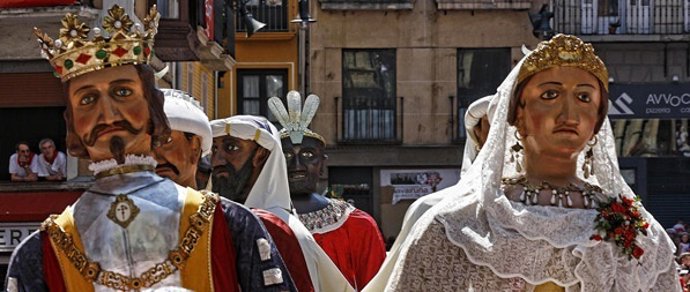 Comparsa De Gigantes Y Cabezudos.