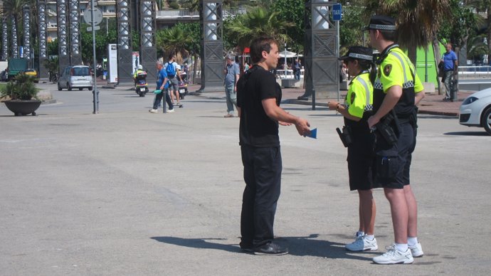 Agentes de la Guardia Urbana de Barcelona patrullando en el Port Olímpic