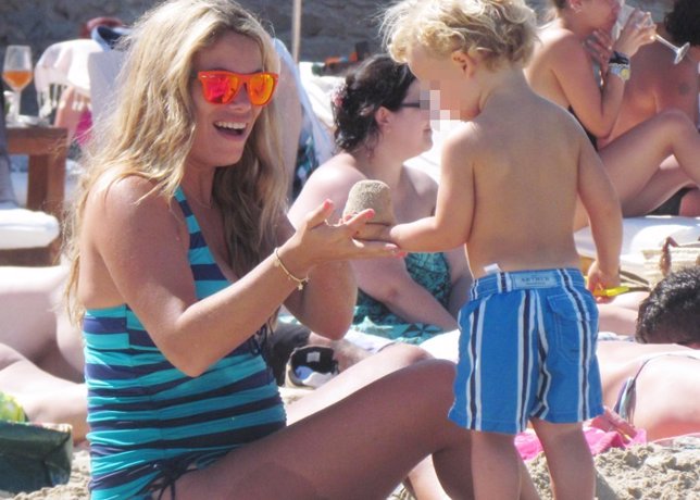 Carla Goyanes con su hijo en la playa