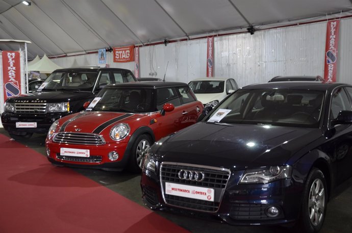 Coches aparcados automóviles vehículos              