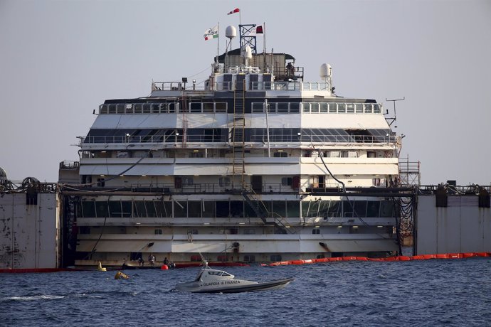 El crucero 'Costa Concordia' en las operaciones para reflotarlo
