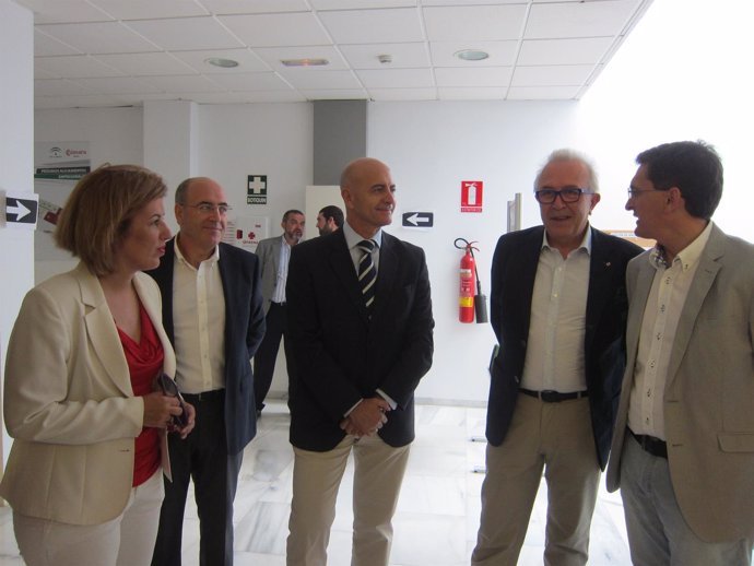 El consejero de Economía visita la nueva oficina Extenda de Almería