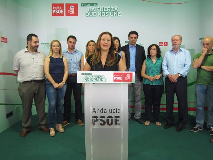 La secretaria general del PSOE de Sevilla, Verónica Pérez, con militantes