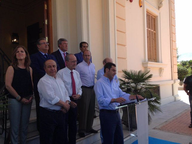 Juanma Moreno con los ocho alcaldes de capitales