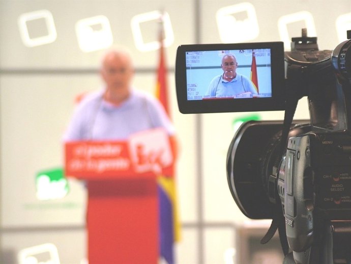 El coordinador federal de IU, Cayo Lara, en rueda de prensa