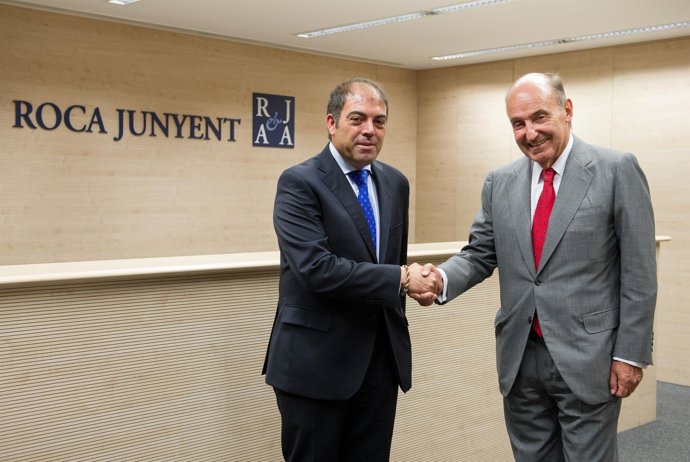 El presidente de ATA, Lorenzo Amor, con Miquel Roca