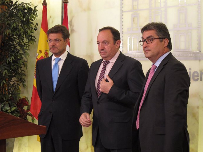 Catalá, Sanz y Giménez, momentos antes de la firma del acuerdo