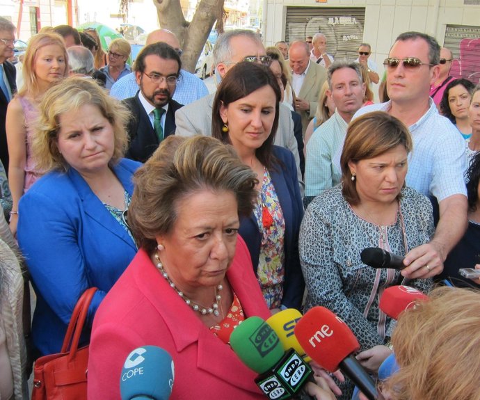 Barberá atendiendo a los periodistas junto a Català y Bonig