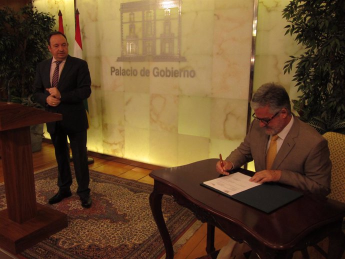 Manuel Marín firma el convenio en presencia de Pedro Sanz