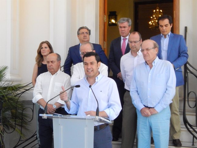 Juanma Morenos con alcaldes andaluces