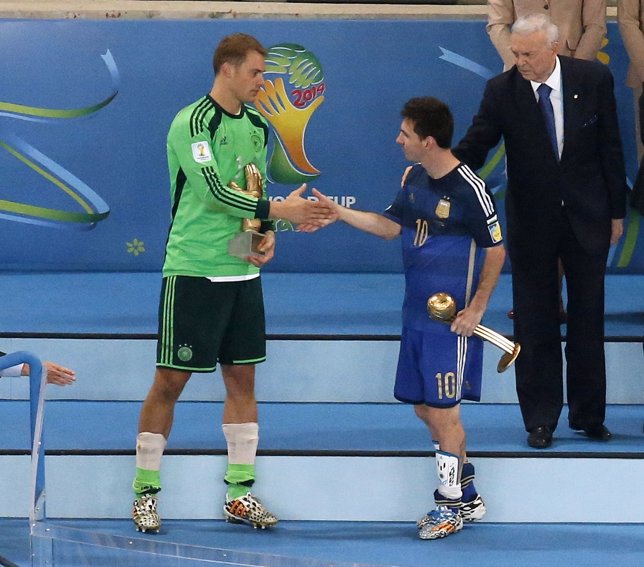 Leo Messi balón de oro y Manuel Neuer guante de oro