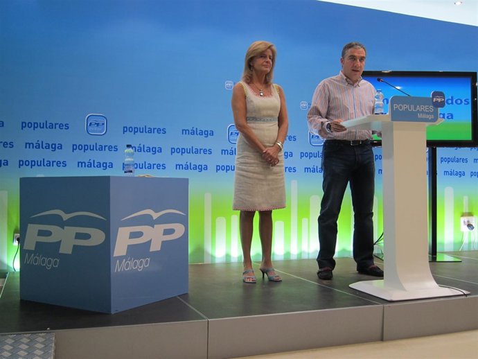 Elías Bendodo y Esperanza Oña, en rueda de prensa