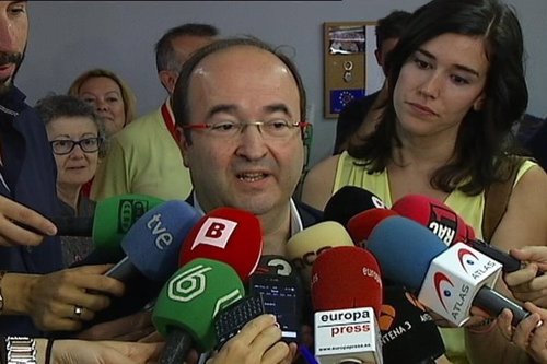 Miquel Iceta habla a los medios después de la votar.