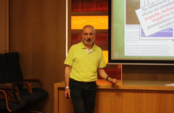 Francisco Ramos, de Ecologistas en Acción, en el curso de la UC sobre fracking