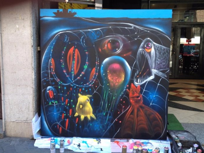 Spok Brillor, autor de la obra de arte callejera contra la pesca de arrastre