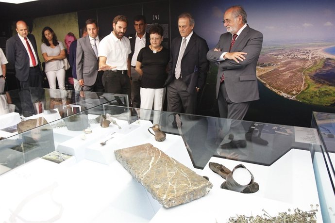 Luisa Pastor, en el centro, durante la presentación de la muestra