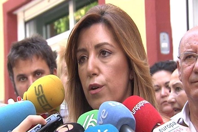 Susana Díaz atiende a los medios.
