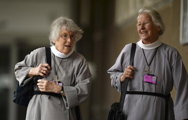 Dos mujeres sacerdotes de la iglesia anglicana