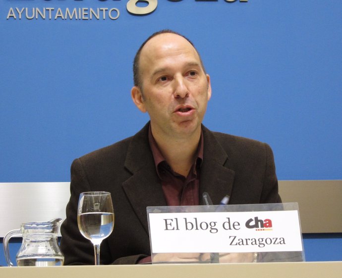 El concejal de CHA, Carmelo Asensio, en rueda de prensa en el Ayuntamiento