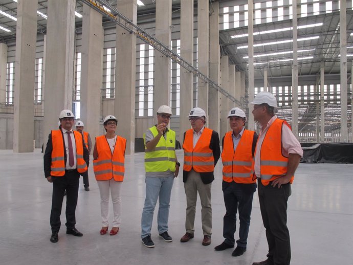 El consejero de Economía andaluz visita la nueva fábrica de Cosentino