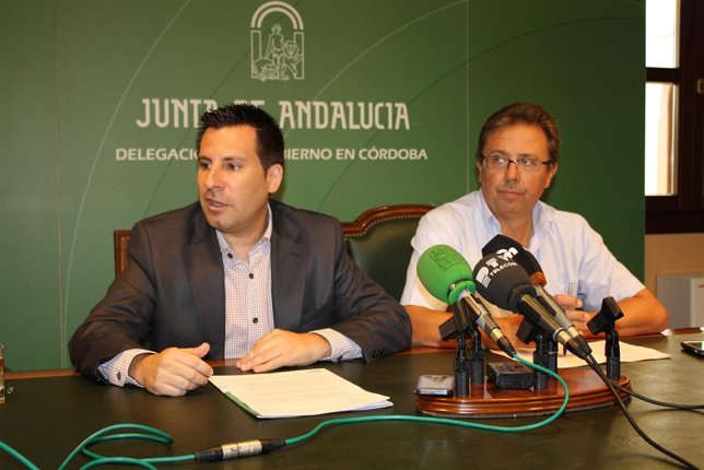 Expósito (izda.) durante la presentación del balance