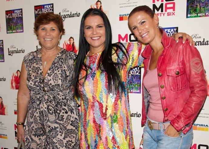 Dolores Aveiro y sus hijas