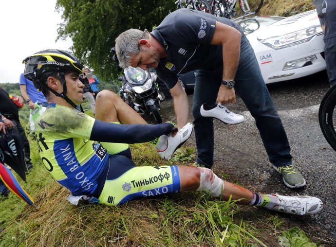 Alberto Contador tras la caída en el Tour de Francia