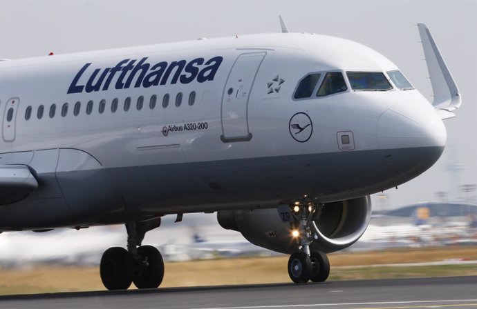 Un avión A 320 de Airbus de la aerolínea Lufthansa en la pista "Startbahn West" 