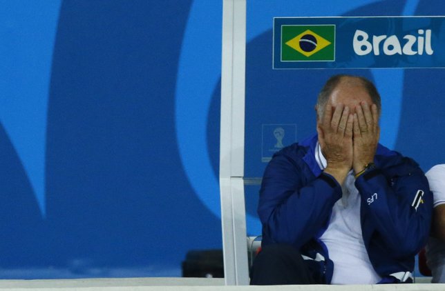 Scolari se tapa la cara ante la goleada de Alemania a Brasil