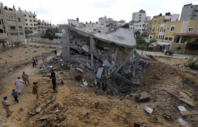Edificio destruido por los bombardeos israelíes en la Franja de Gaza