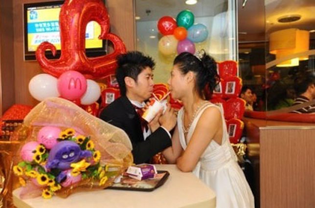 Celebrando una boda en un McDonald's de Hong Kong